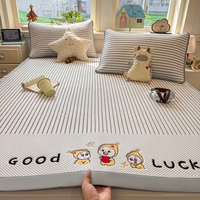 91家纺网 家纺一手货源 找家纺 梦初语 2026春夏新款刺绣凉感豆豆冰丝软席三件套（400克加厚 夹层加捻 不起球 可机洗） 清风条韵-咖