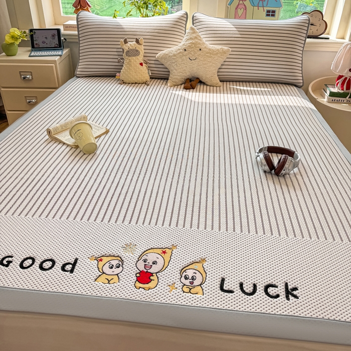 91家纺网 家纺一手货源 找家纺 梦初语 2026春夏新款刺绣凉感豆豆冰丝软席三件套（400克加厚 夹层加捻 不起球 可机洗） 清风条韵-咖