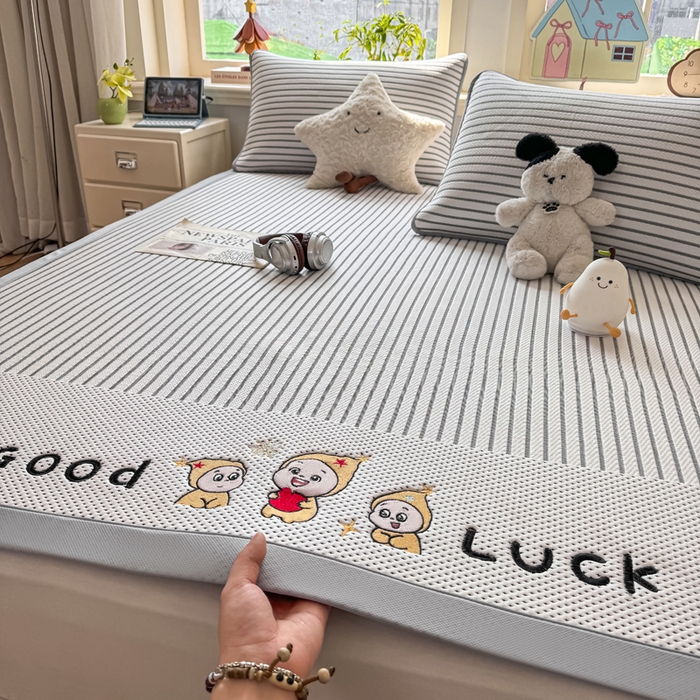 91家纺网 家纺一手货源 找家纺 梦初语 2026春夏新款刺绣凉感豆豆冰丝软席三件套（400克加厚 夹层加捻 不起球 可机洗） 清风条韵-灰