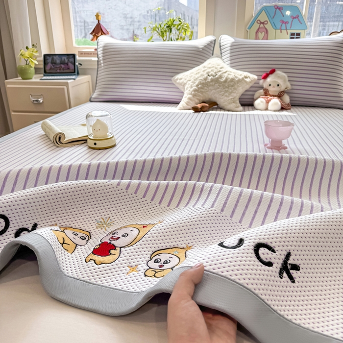 91家纺网 家纺一手货源 找家纺 梦初语 2026春夏新款刺绣凉感豆豆冰丝软席三件套（400克加厚 夹层加捻 不起球 可机洗） 清风条韵-紫