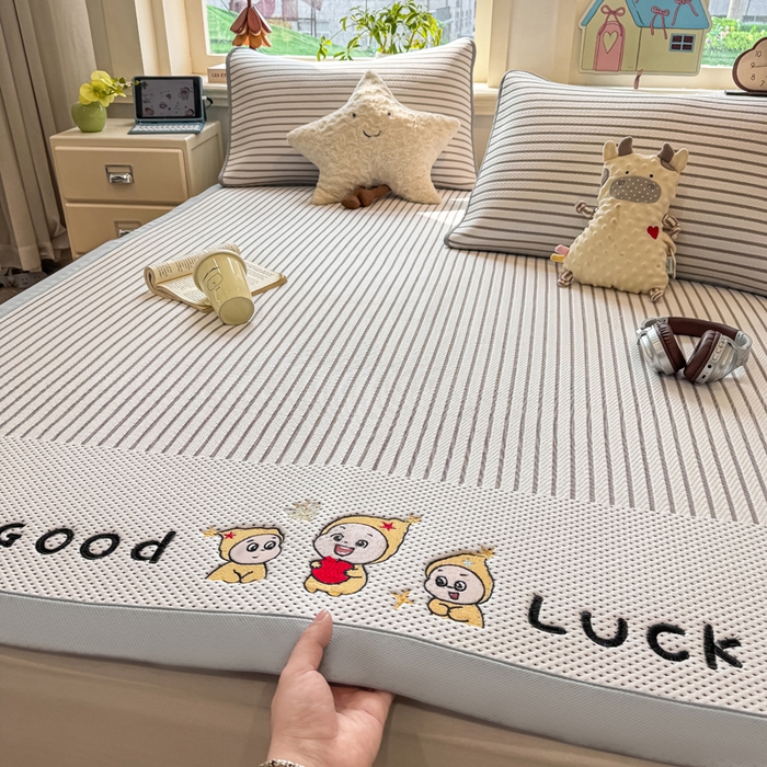 91家纺网 家纺一手货源 找家纺 梦初语 2026春夏新款刺绣凉感豆豆冰丝软席三件套（400克加厚 夹层加捻 不起球 可机洗） 清风条韵-咖