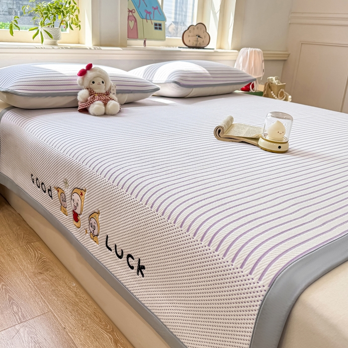 91家纺网 家纺一手货源 找家纺 梦初语 2026春夏新款刺绣凉感豆豆冰丝软席三件套（400克加厚 夹层加捻 不起球 可机洗） 清风条韵-紫