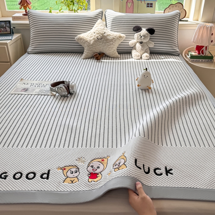 91家纺网 家纺一手货源 找家纺 梦初语 2026春夏新款刺绣凉感豆豆冰丝软席三件套（400克加厚 夹层加捻 不起球 可机洗） 清风条韵-灰