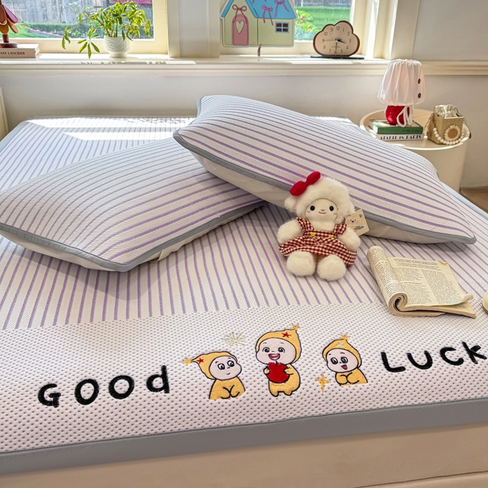 91家纺网 家纺一手货源 找家纺 梦初语 2026春夏新款刺绣凉感豆豆冰丝软席三件套（400克加厚 夹层加捻 不起球 可机洗） 清风条韵-紫