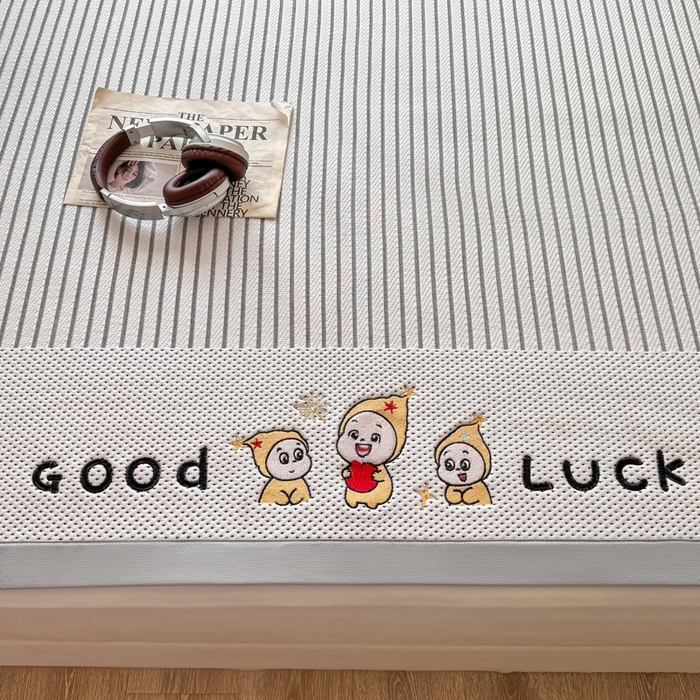 91家纺网 家纺一手货源 找家纺 梦初语 2026春夏新款刺绣凉感豆豆冰丝软席三件套（400克加厚 夹层加捻 不起球 可机洗） 清风条韵-灰