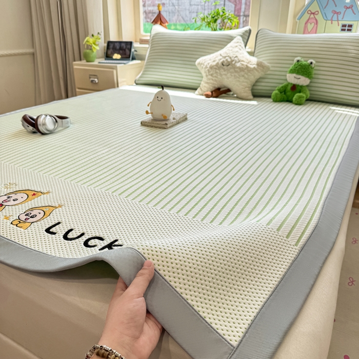 91家纺网 家纺一手货源 找家纺 梦初语 2026春夏新款刺绣凉感豆豆冰丝软席三件套（400克加厚 夹层加捻 不起球 可机洗） 清风条韵-绿