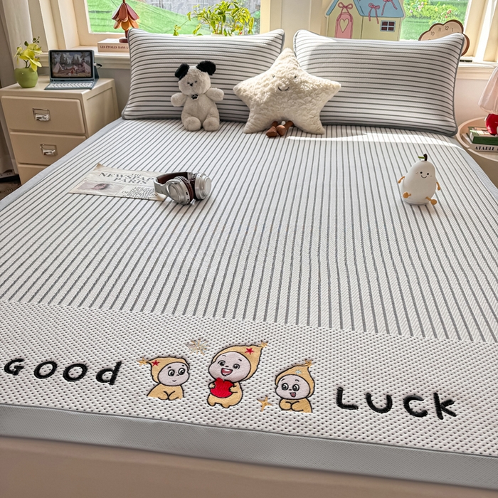 91家纺网 家纺一手货源 找家纺 梦初语 2026春夏新款刺绣凉感豆豆冰丝软席三件套（400克加厚 夹层加捻 不起球 可机洗） 清风条韵-灰