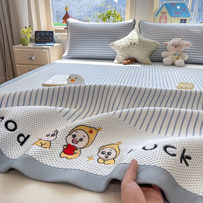 91家纺网 家纺一手货源 找家纺 梦初语 2026春夏新款刺绣凉感豆豆冰丝软席三件套（400克加厚 夹层加捻 不起球 可机洗） 清风条韵-蓝