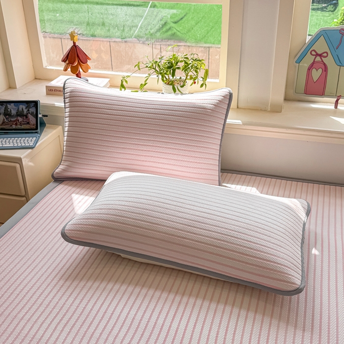 91家纺网 家纺一手货源 找家纺 梦初语 2026春夏新款刺绣凉感豆豆冰丝软席三件套（400克加厚 夹层加捻 不起球 可机洗） 清风条韵-玉