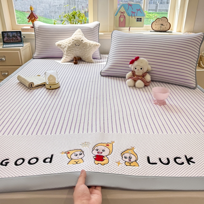 91家纺网 家纺一手货源 找家纺 梦初语 2026春夏新款刺绣凉感豆豆冰丝软席三件套（400克加厚 夹层加捻 不起球 可机洗） 清风条韵-紫