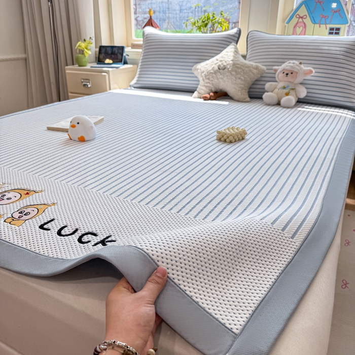 91家纺网 家纺一手货源 找家纺 梦初语 2026春夏新款刺绣凉感豆豆冰丝软席三件套（400克加厚 夹层加捻 不起球 可机洗） 清风条韵-蓝