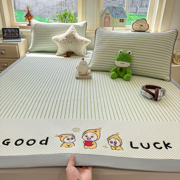 91家纺网 家纺一手货源 找家纺 梦初语 2026春夏新款刺绣凉感豆豆冰丝软席三件套（400克加厚 夹层加捻 不起球 可机洗） 清风条韵-绿