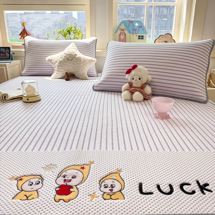 91家纺网 家纺一手货源 找家纺 梦初语 2026春夏新款刺绣凉感豆豆冰丝软席三件套（400克加厚 夹层加捻 不起球 可机洗） 清风条韵-紫