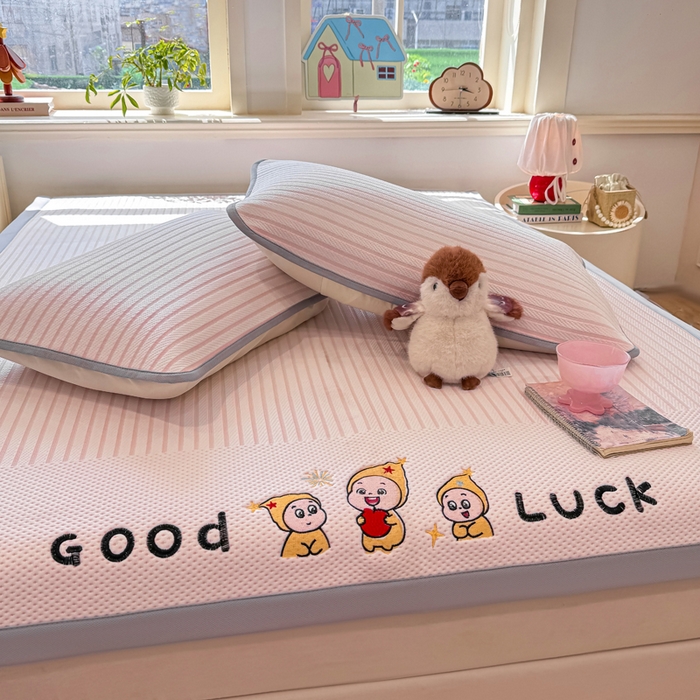 91家纺网 家纺一手货源 找家纺 梦初语 2026春夏新款刺绣凉感豆豆冰丝软席三件套（400克加厚 夹层加捻 不起球 可机洗） 清风条韵-玉