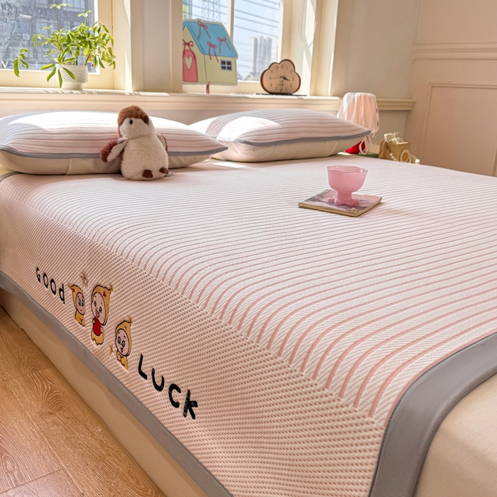 91家纺网 家纺一手货源 找家纺 梦初语 2026春夏新款刺绣凉感豆豆冰丝软席三件套（400克加厚 夹层加捻 不起球 可机洗） 清风条韵-玉