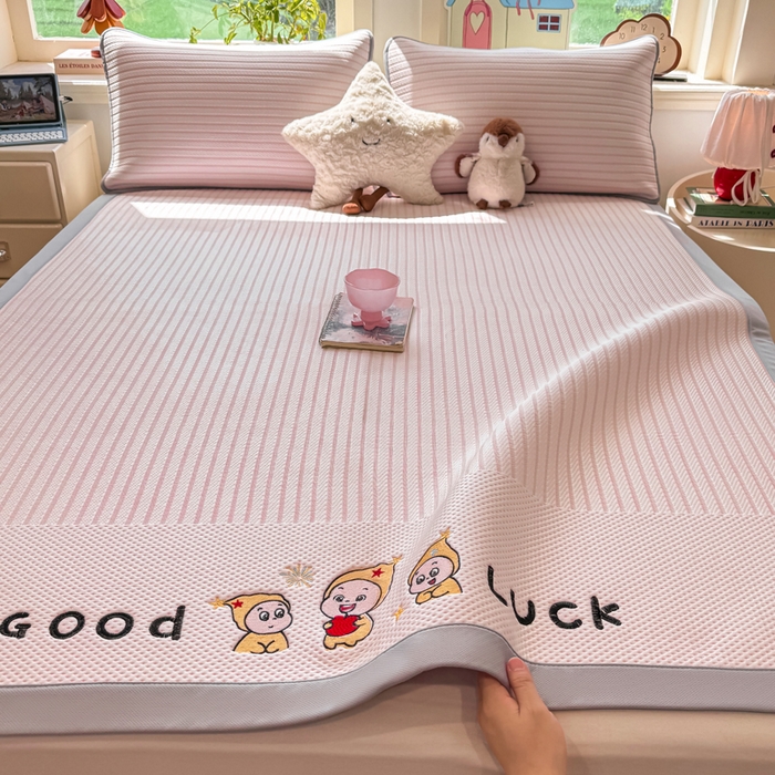 91家纺网 家纺一手货源 找家纺 梦初语 2026春夏新款刺绣凉感豆豆冰丝软席三件套（400克加厚 夹层加捻 不起球 可机洗） 清风条韵-玉