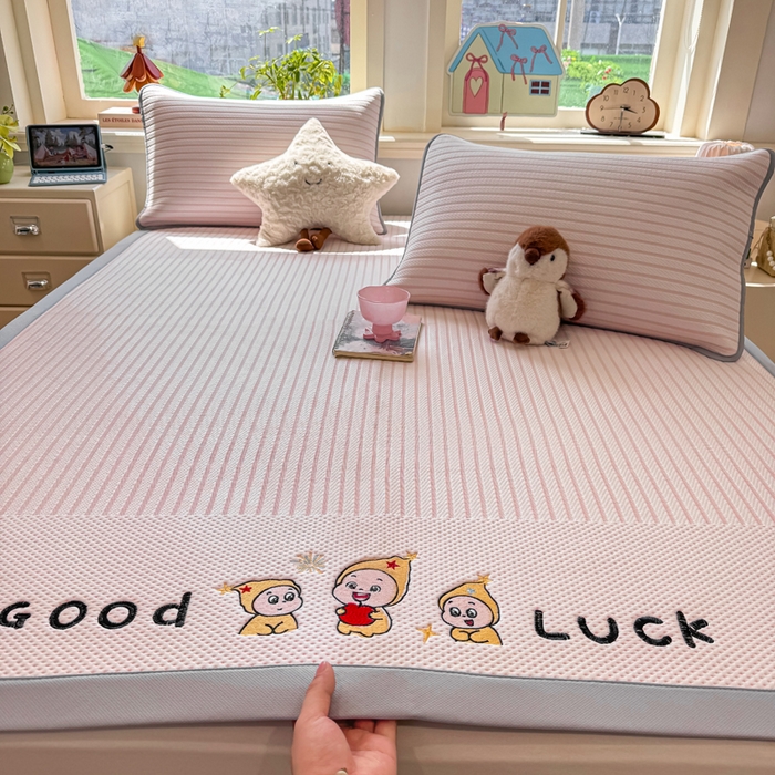 91家纺网 家纺一手货源 找家纺 梦初语 2026春夏新款刺绣凉感豆豆冰丝软席三件套（400克加厚 夹层加捻 不起球 可机洗） 清风条韵-玉