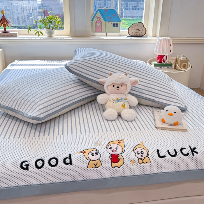 91家纺网 家纺一手货源 找家纺 梦初语 2026春夏新款刺绣凉感豆豆冰丝软席三件套（400克加厚 夹层加捻 不起球 可机洗） 清风条韵-蓝