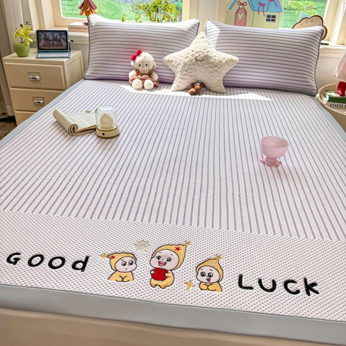 91家纺网 家纺一手货源 找家纺 梦初语 2026春夏新款刺绣凉感豆豆冰丝软席三件套（400克加厚 夹层加捻 不起球 可机洗） 清风条韵-紫