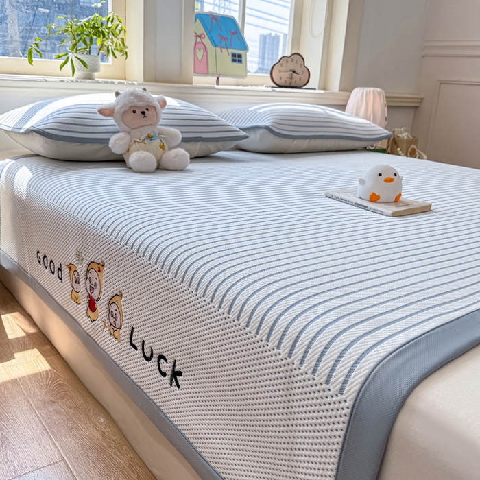 91家纺网 家纺一手货源 找家纺 梦初语 2026春夏新款刺绣凉感豆豆冰丝软席三件套（400克加厚 夹层加捻 不起球 可机洗） 清风条韵-蓝