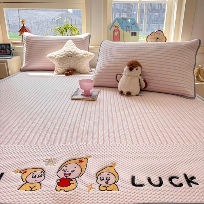 91家纺网 家纺一手货源 找家纺 梦初语 2026春夏新款刺绣凉感豆豆冰丝软席三件套（400克加厚 夹层加捻 不起球 可机洗） 清风条韵-玉