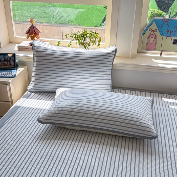 91家纺网 家纺一手货源 找家纺 梦初语 2026春夏新款刺绣凉感豆豆冰丝软席三件套（400克加厚 夹层加捻 不起球 可机洗） 清风条韵-蓝