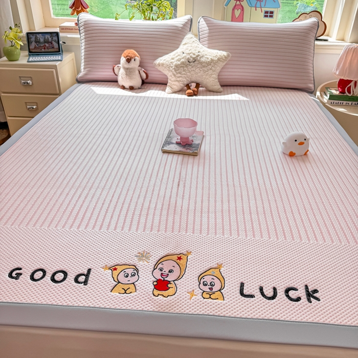 91家纺网 家纺一手货源 找家纺 梦初语 2026春夏新款刺绣凉感豆豆冰丝软席三件套（400克加厚 夹层加捻 不起球 可机洗） 清风条韵-玉