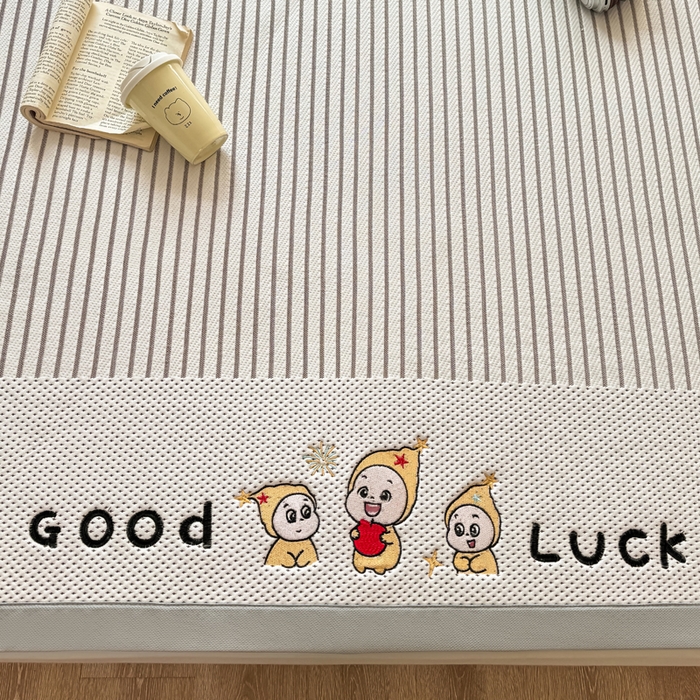 91家纺网 家纺一手货源 找家纺 梦初语 2026春夏新款刺绣凉感豆豆冰丝软席三件套（400克加厚 夹层加捻 不起球 可机洗） 清风条韵-咖