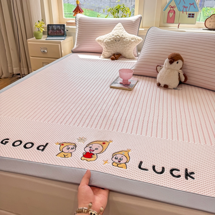 91家纺网 家纺一手货源 找家纺 梦初语 2026春夏新款刺绣凉感豆豆冰丝软席三件套（400克加厚 夹层加捻 不起球 可机洗） 清风条韵-玉