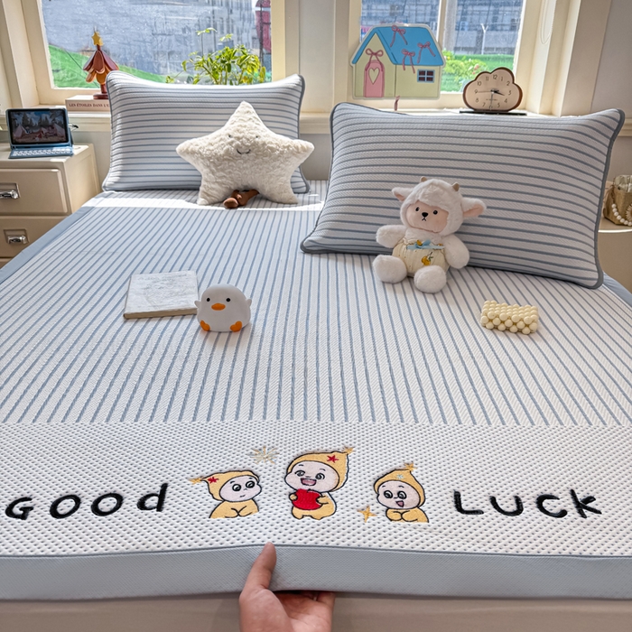 91家纺网 家纺一手货源 找家纺 梦初语 2026春夏新款刺绣凉感豆豆冰丝软席三件套（400克加厚 夹层加捻 不起球 可机洗） 清风条韵-蓝