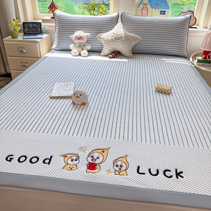 91家纺网 家纺一手货源 找家纺 梦初语 2026春夏新款刺绣凉感豆豆冰丝软席三件套（400克加厚 夹层加捻 不起球 可机洗） 清风条韵-蓝