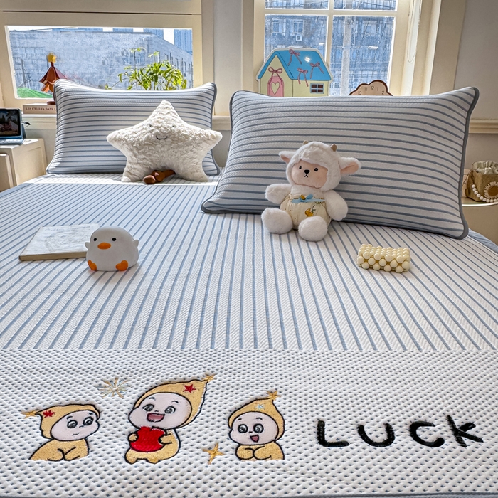 91家纺网 家纺一手货源 找家纺 梦初语 2026春夏新款刺绣凉感豆豆冰丝软席三件套（400克加厚 夹层加捻 不起球 可机洗） 清风条韵-蓝