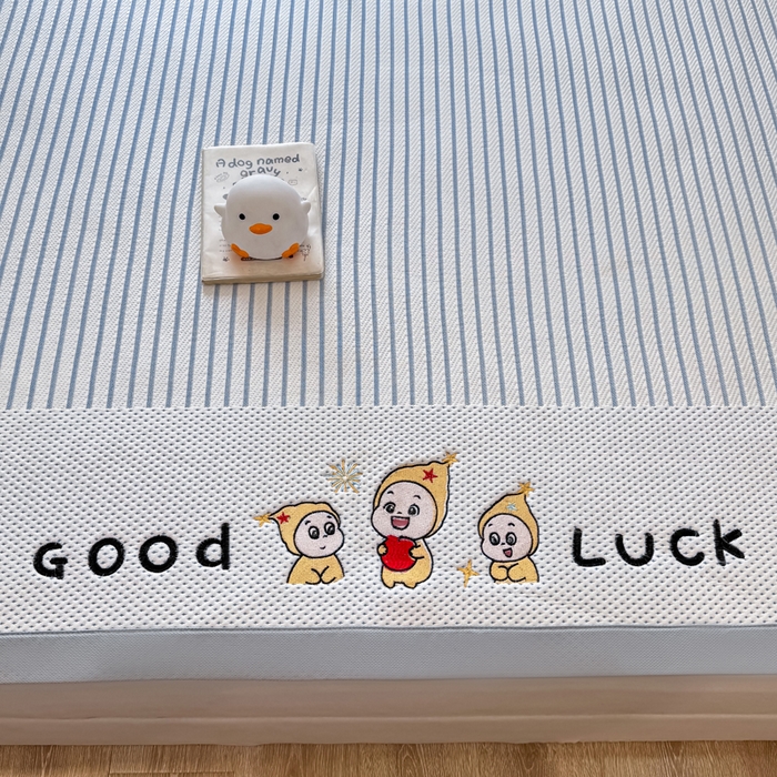 91家纺网 家纺一手货源 找家纺 梦初语 2026春夏新款刺绣凉感豆豆冰丝软席三件套（400克加厚 夹层加捻 不起球 可机洗） 清风条韵-蓝