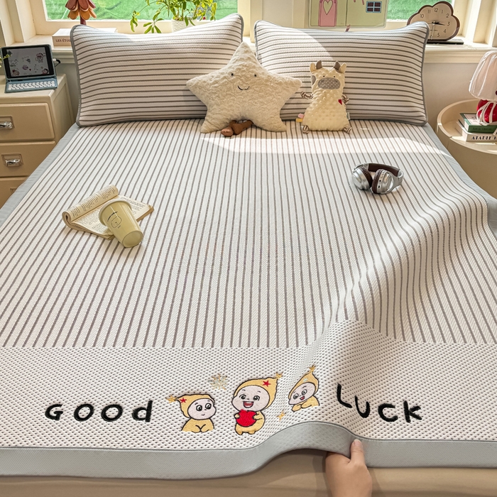 91家纺网 家纺一手货源 找家纺 梦初语 2026春夏新款刺绣凉感豆豆冰丝软席三件套（400克加厚 夹层加捻 不起球 可机洗） 清风条韵-咖