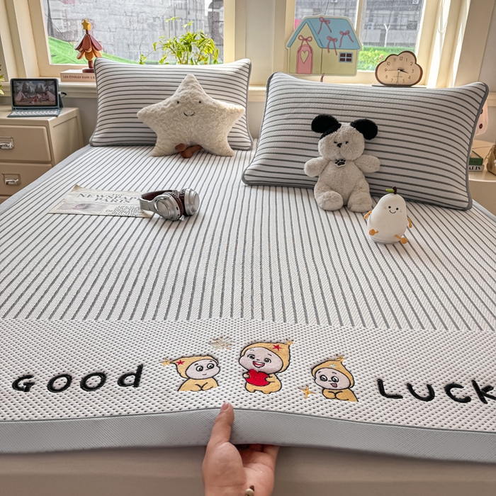 91家纺网 家纺一手货源 找家纺 梦初语 2026春夏新款刺绣凉感豆豆冰丝软席三件套（400克加厚 夹层加捻 不起球 可机洗） 清风条韵-灰