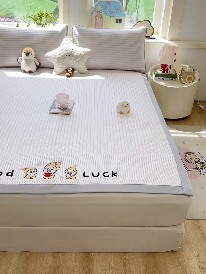 91家纺网 家纺一手货源 找家纺 梦初语 2026春夏新款刺绣凉感豆豆冰丝软席三件套（400克加厚 夹层加捻 不起球 可机洗） 清风条韵-玉