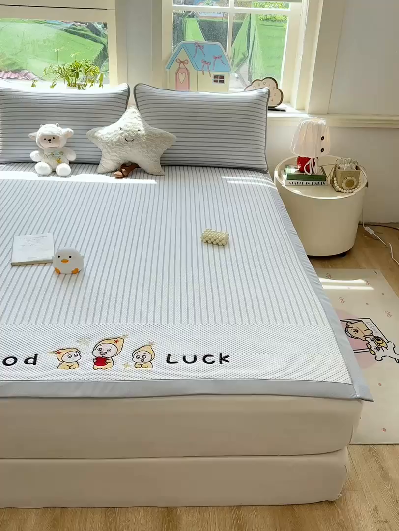 91家纺网 家纺一手货源 找家纺 梦初语 2026春夏新款刺绣凉感豆豆冰丝软席三件套（400克加厚 夹层加捻 不起球 可机洗） 清风条韵-紫