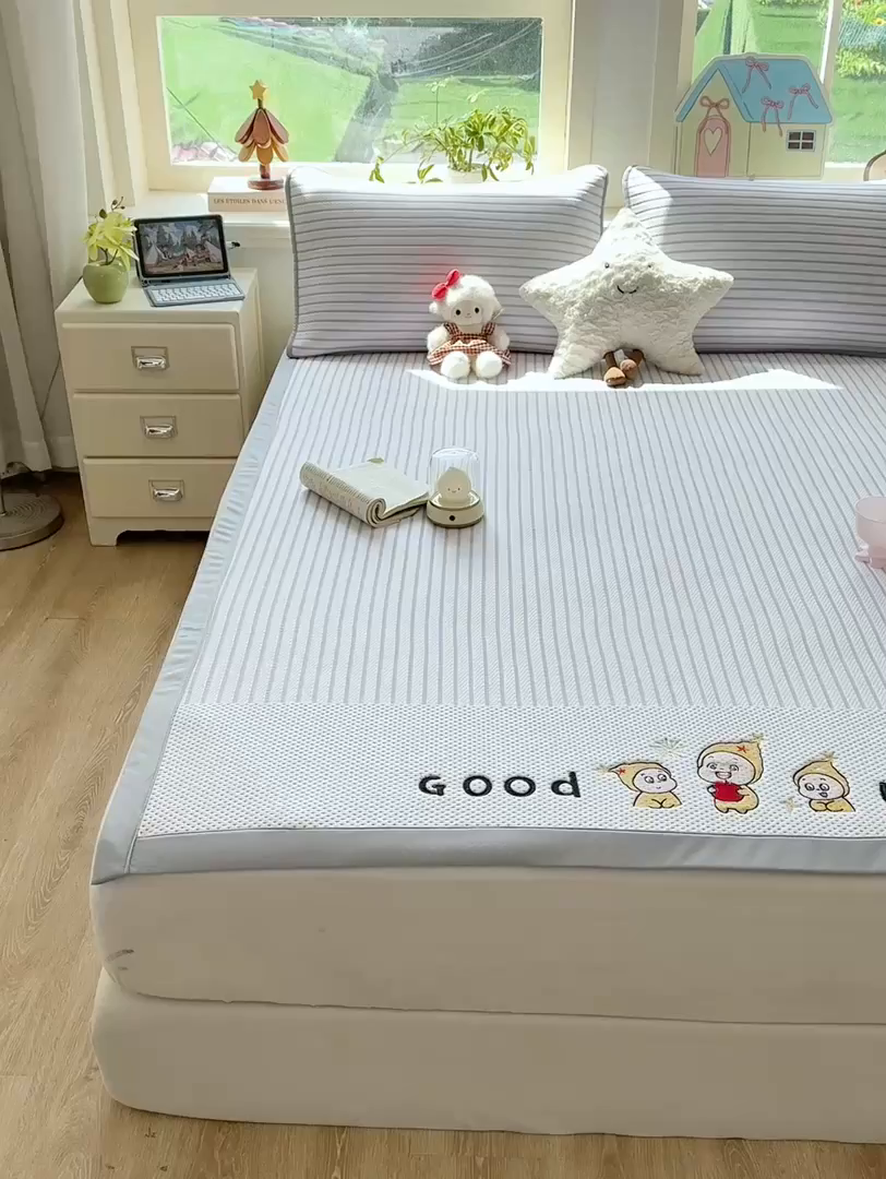 91家纺网 家纺一手货源 找家纺 梦初语 2026春夏新款刺绣凉感豆豆冰丝软席三件套（400克加厚 夹层加捻 不起球 可机洗） 清风条韵-灰