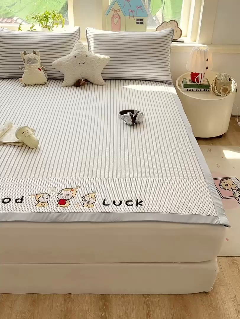 91家纺网 家纺一手货源 找家纺 梦初语 2026春夏新款刺绣凉感豆豆冰丝软席三件套（400克加厚 夹层加捻 不起球 可机洗） 清风条韵-咖