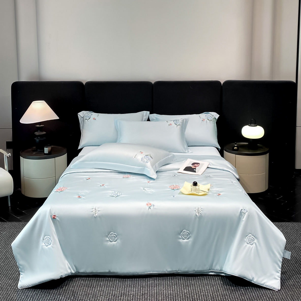 91家纺网 家纺一手货源 找家纺 新方向 2026新款刺绣A类20%蚕丝天丝棉夏被四件套-花恋 花恋-微光蓝