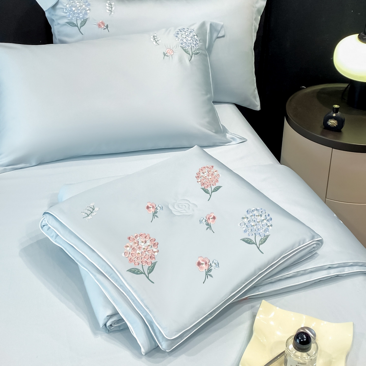 91家纺网 家纺一手货源 找家纺 （总）新方向 2026刺绣A类20%蚕丝天丝棉夏被四件套 65%60s兰精天丝 35%100支长绒棉-花恋