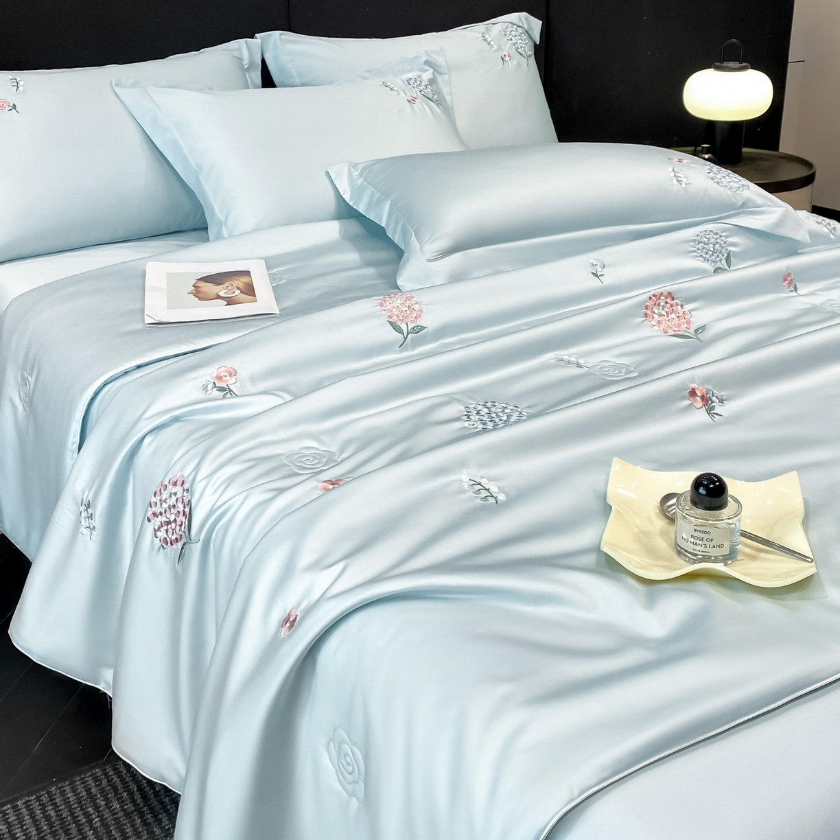 91家纺网 家纺一手货源 找家纺 新方向 2026新款刺绣A类20%蚕丝天丝棉夏被四件套-花恋 花恋-微光蓝