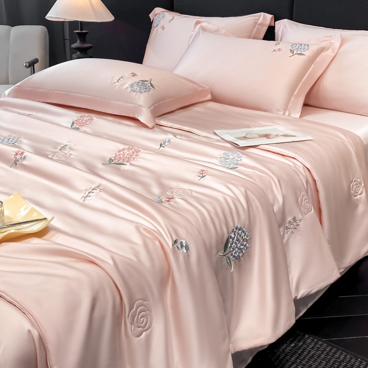 91家纺网 家纺一手货源 找家纺 新方向 2026新款刺绣A类20%蚕丝天丝棉夏被四件套-花恋 花恋-山茶粉