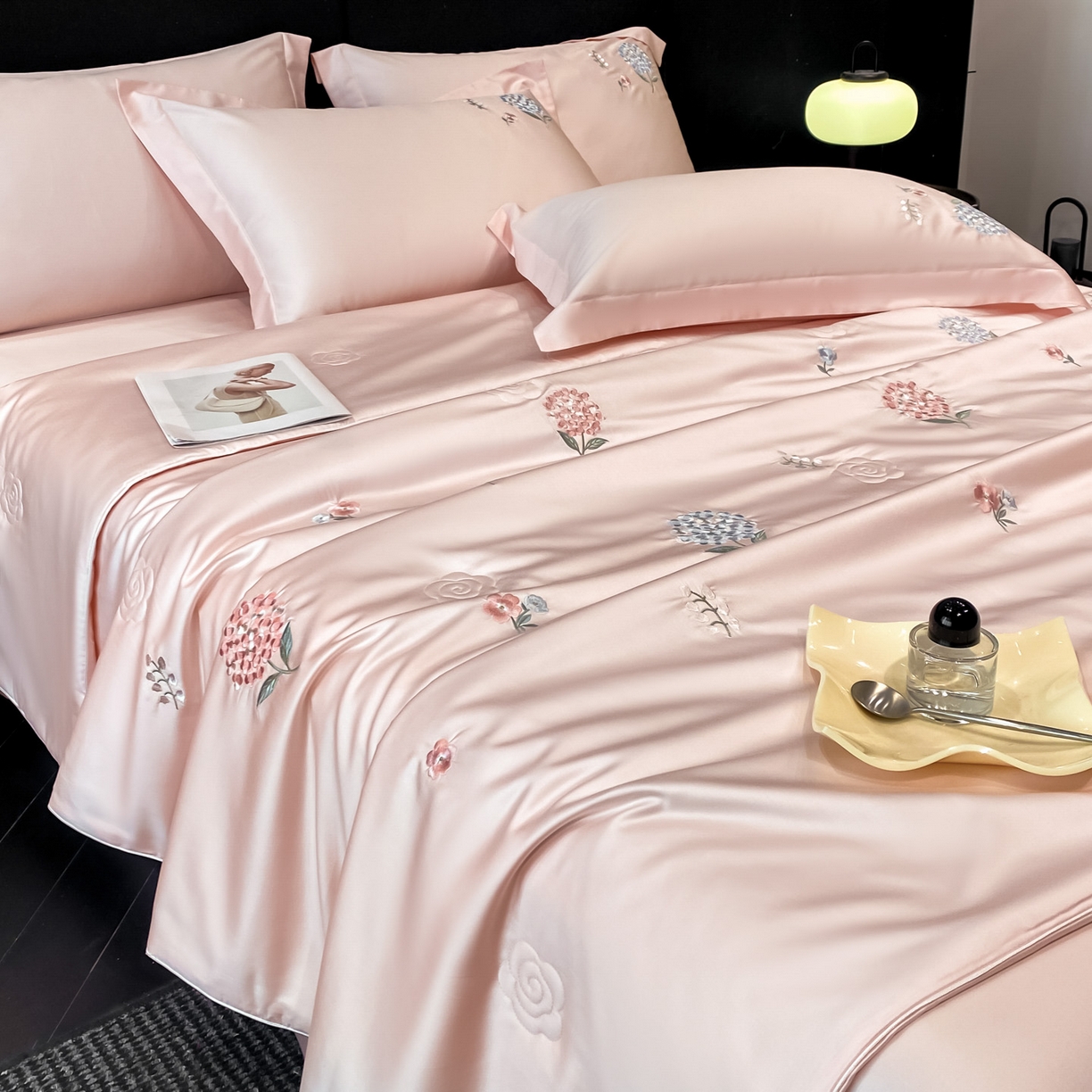 91家纺网 家纺一手货源 找家纺 新方向 2026新款刺绣A类20%蚕丝天丝棉夏被四件套-花恋 花恋-山茶粉