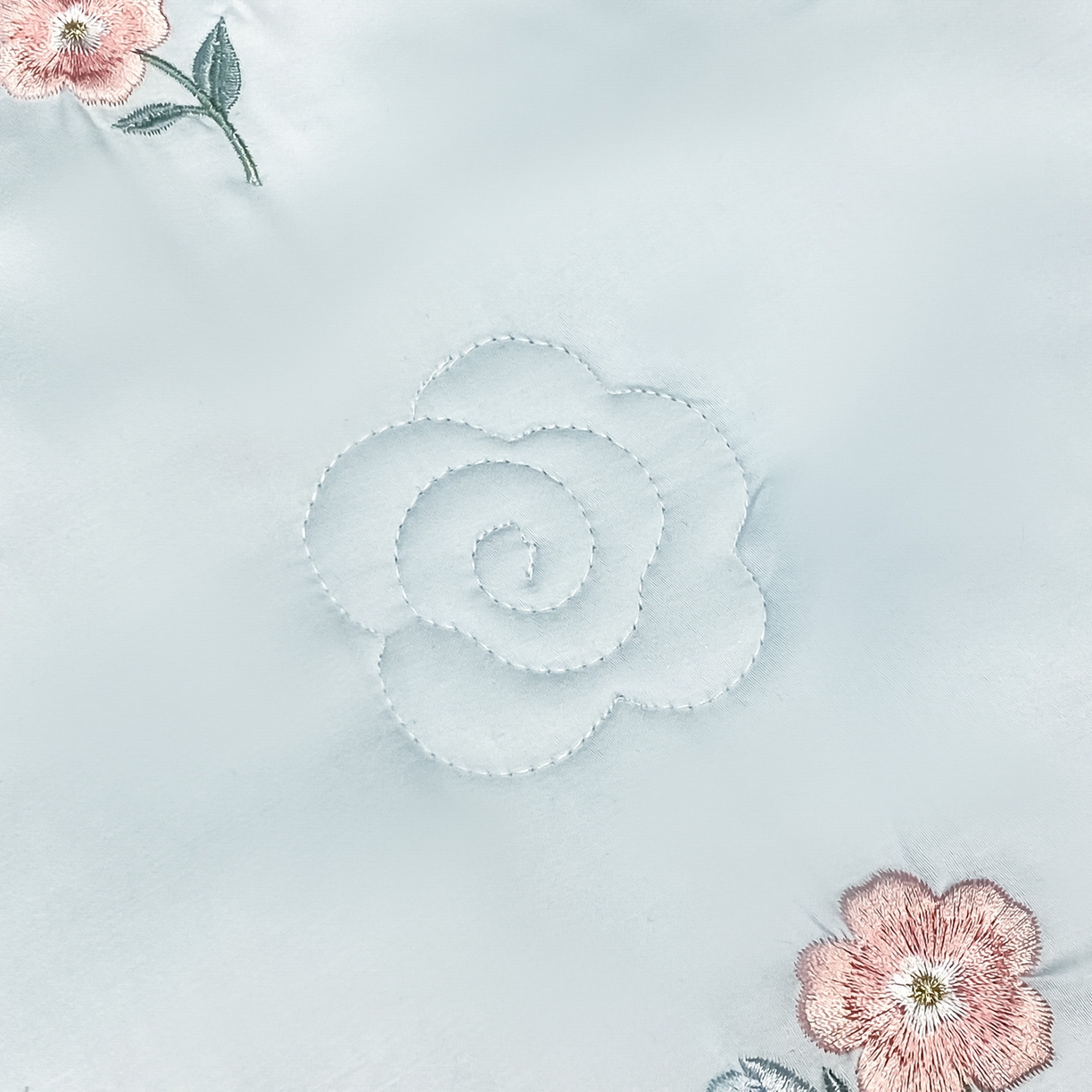 91家纺网 家纺一手货源 找家纺 新方向 2026新款刺绣A类20%蚕丝天丝棉夏被四件套-花恋 花恋-微光蓝