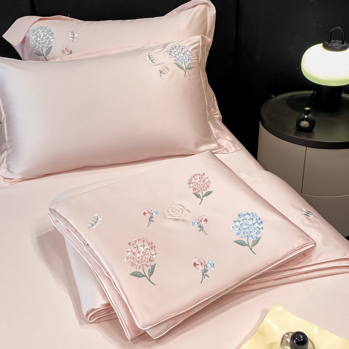 91家纺网 家纺一手货源 找家纺 新方向 2026新款刺绣A类20%蚕丝天丝棉夏被四件套-花恋 花恋-山茶粉