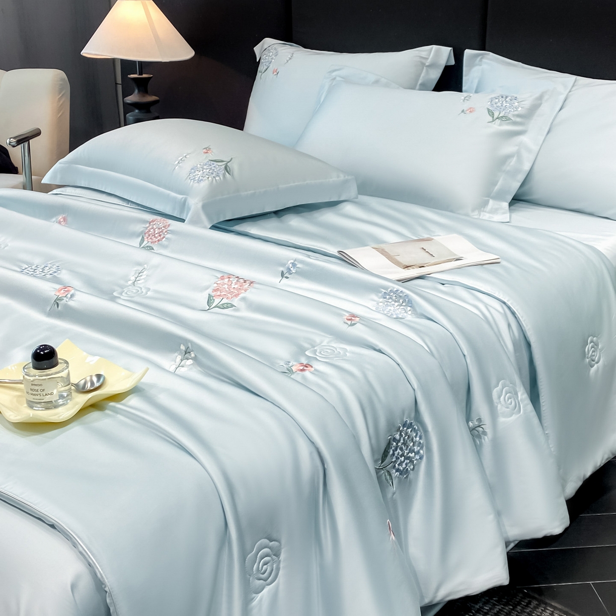 91家纺网 家纺一手货源 找家纺 新方向 2026新款刺绣A类20%蚕丝天丝棉夏被四件套-花恋 花恋-微光蓝