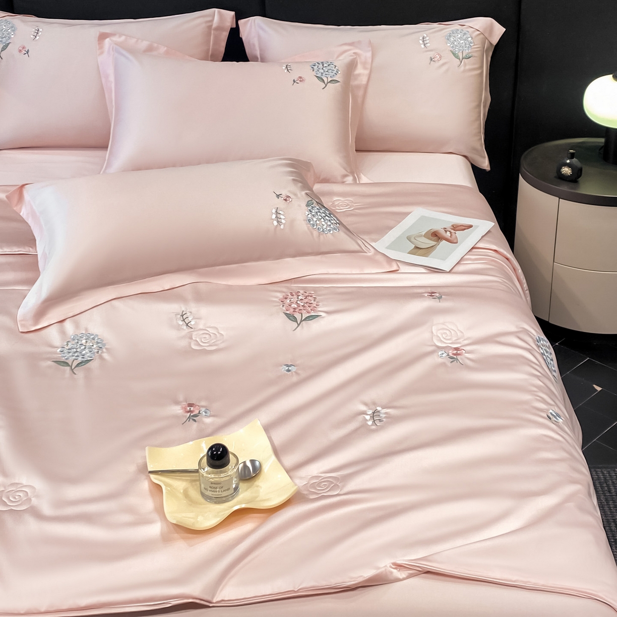 91家纺网 家纺一手货源 找家纺 新方向 2026新款刺绣A类20%蚕丝天丝棉夏被四件套-花恋 花恋-山茶粉