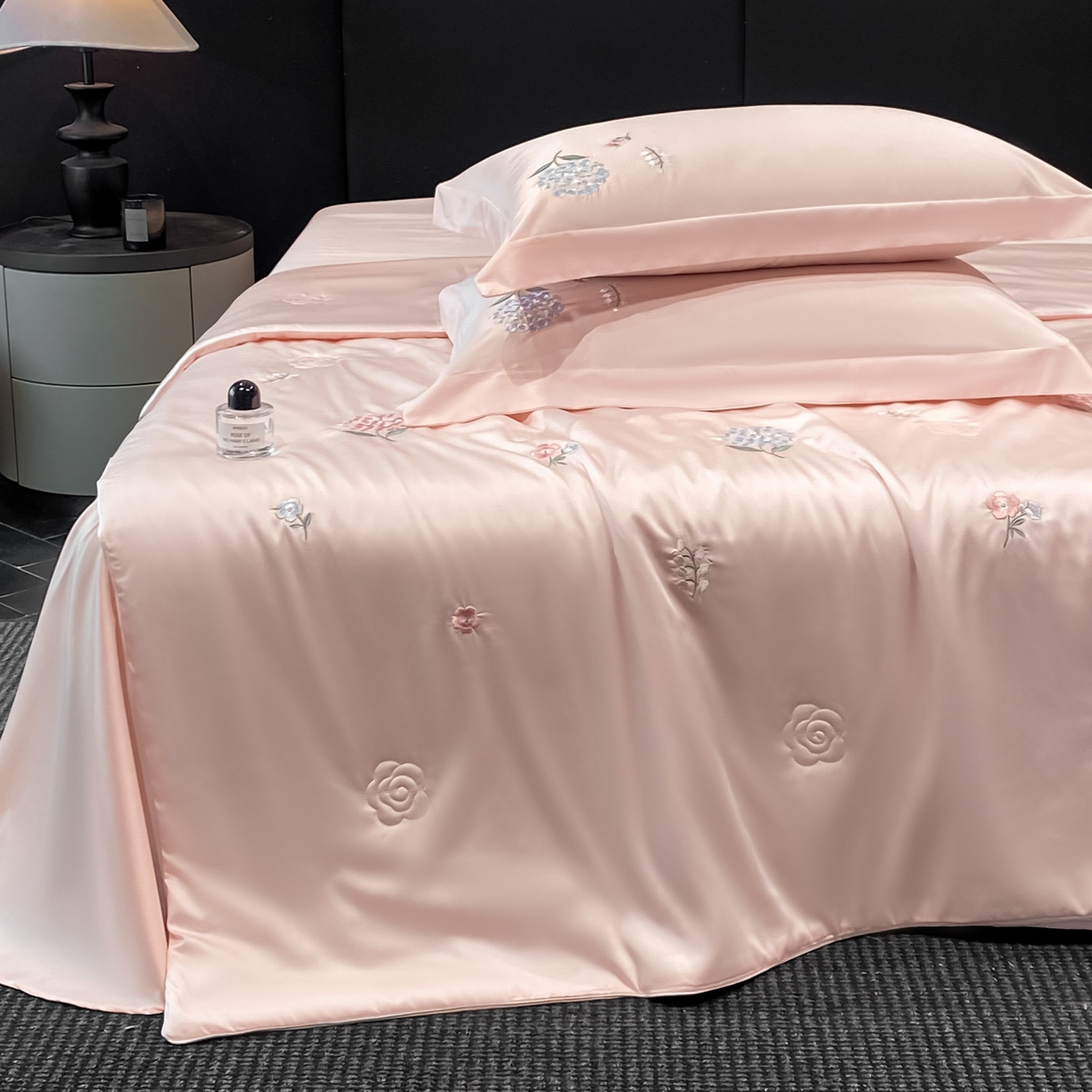 91家纺网 家纺一手货源 找家纺 新方向 2026新款刺绣A类20%蚕丝天丝棉夏被四件套-花恋 花恋-山茶粉