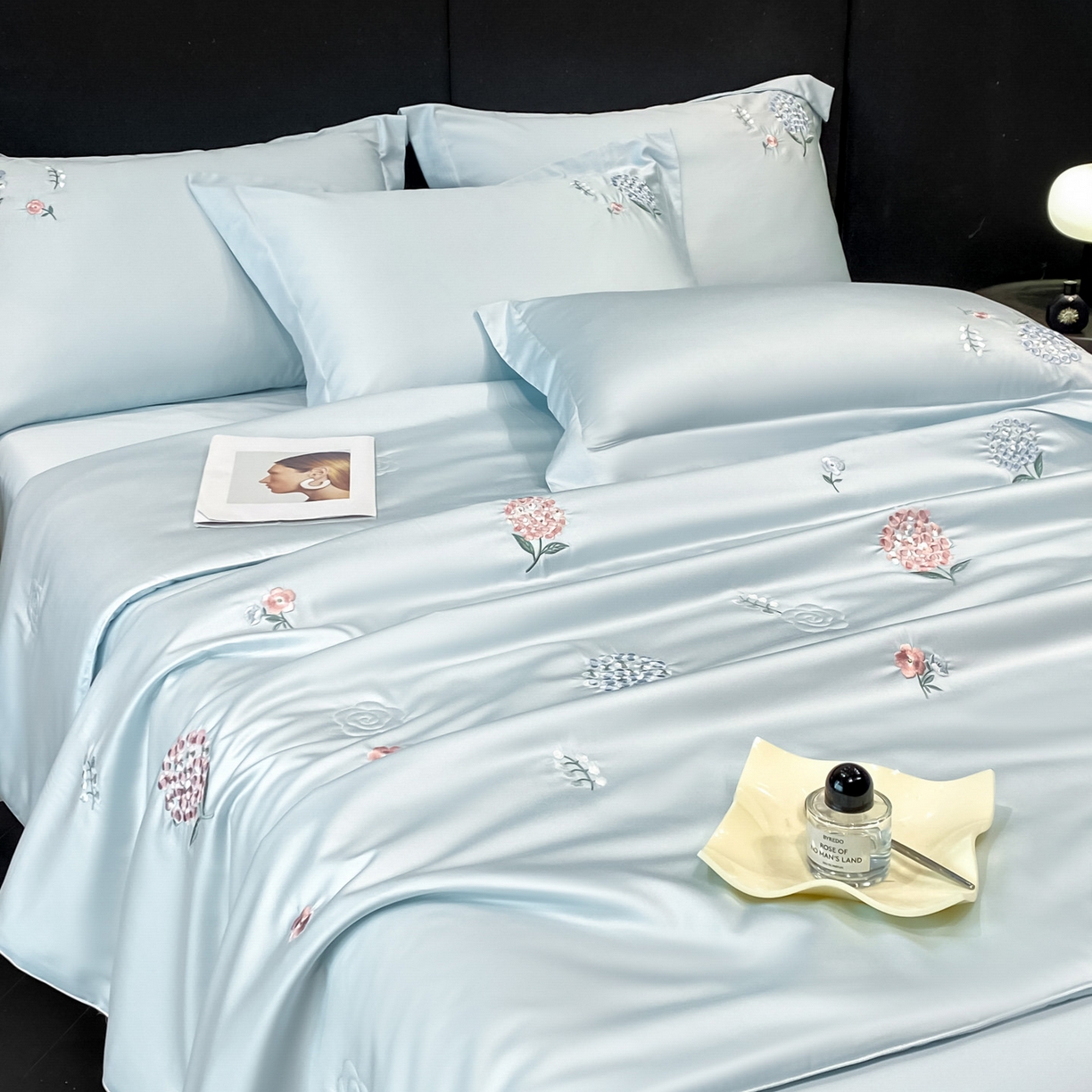 91家纺网 家纺一手货源 找家纺 新方向 2026新款刺绣A类20%蚕丝天丝棉夏被四件套-花恋 花恋-微光蓝